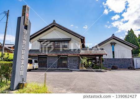 初夏時節，位於三重縣伊賀市的伊賀陶器傳統產業館正面照片。 139062427