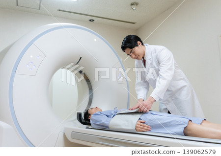 患者在醫院接受CT掃描。攝影合作：電波學園教育基金會、東京電子大學。 139062579