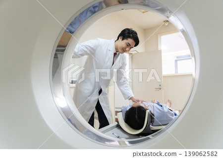 患者在醫院接受CT掃描。攝影合作：電波學園教育基金會、東京電子大學。 139062582