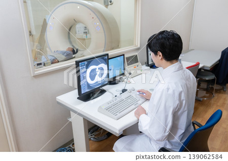 患者在醫院接受CT掃描。攝影合作：電波學園教育基金會、東京電子大學。 139062584