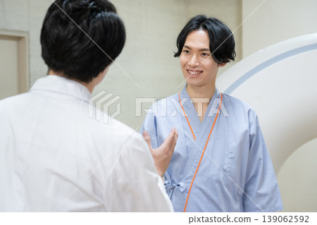 患者在醫院接受CT掃描。攝影合作：電波學園教育基金會、東京電子大學。 139062592