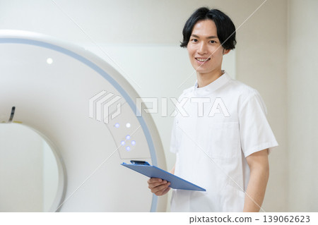 一名放射技師正在醫院進行CT掃描。照片由東京電子學院電波學園教育基金會提供。 一名放射技師正在醫院進行CT掃描。照片由東京電子學院電波學園教育基金會提供。 139062623