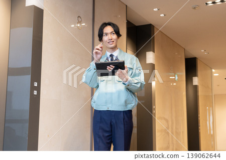 一名男性工程師正在進行樓宇維護工作。拍攝協助單位:電波學園教育基金會、東京電子大學。 一名男性工程師正在進行樓宇維護工作。拍攝協助單位:電波學園教育基金會、東京電子大學。 139062644