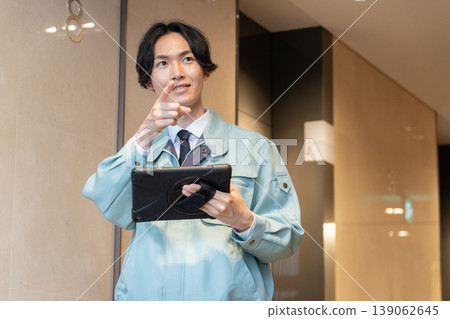 一名男性工程師正在進行樓宇維護工作。拍攝協助單位:電波學園教育基金會、東京電子大學。 一名男性工程師正在進行樓宇維護工作。拍攝協助單位:電波學園教育基金會、東京電子大學。 139062645