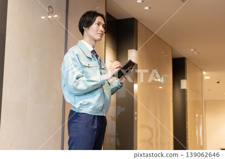 一名男性工程師正在進行樓宇維護工作。拍攝協助單位:電波學園教育基金會、東京電子大學。 一名男性工程師正在進行樓宇維護工作。拍攝協助單位:電波學園教育基金會、東京電子大學。 139062646