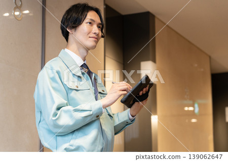 一名男性工程師正在進行樓宇維護工作。拍攝協助單位:電波學園教育基金會、東京電子大學。 一名男性工程師正在進行樓宇維護工作。拍攝協助單位:電波學園教育基金會、東京電子大學。 139062647