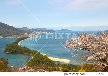 天橋立是日本三大名勝之一,春天櫻花盛開,景色美不勝收。 天橋立是日本三大名勝之一,春天櫻花盛開,景色美不勝收。 139062705