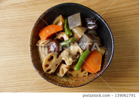築前煮(一種日式燉菜)-家常菜 築前煮(一種日式燉菜)-家常菜 139062791