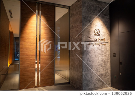 elevator door 139062926
