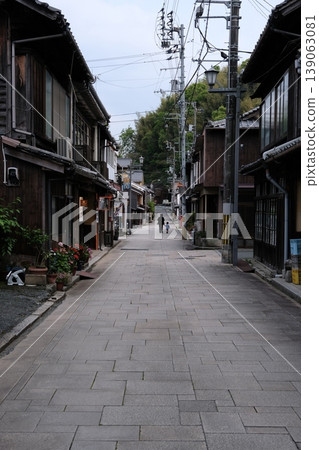 一位家長帶著孩子走在大洲市的磚砌小路上 139063081