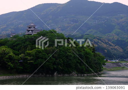 夕陽西下，映照著矗立在大津市比治川河畔的大津城。 139063091