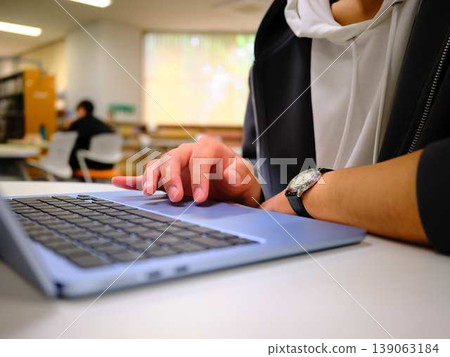 Men working in coworking space 139063184