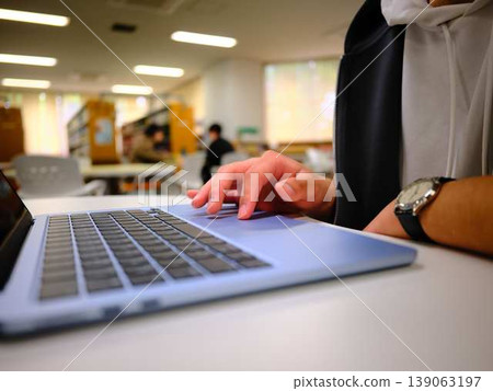 Men working in coworking space 139063197