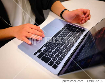 Men working in coworking space 139063216