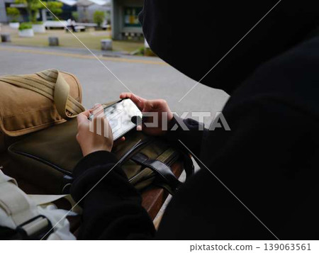 一名男子的手正在看智慧型手機 一名男子的手正在看智慧型手機 139063561