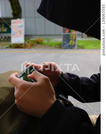 一名男子的手正在看智慧型手機 一名男子的手正在看智慧型手機 139063593