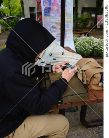 一名男子的手正在看智慧型手機 一名男子的手正在看智慧型手機 139063596