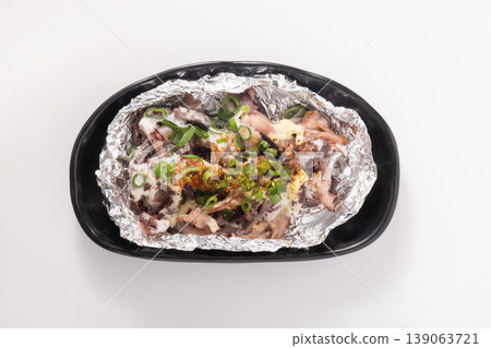 烤魷魚須配蛋黃醬和七味粉。 139063721