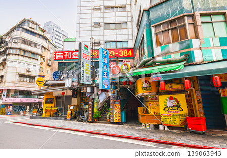台北:永康街,是許多甜點店和美食店的聚集地。 台北:永康街,是許多甜點店和美食店的聚集地。 139063943