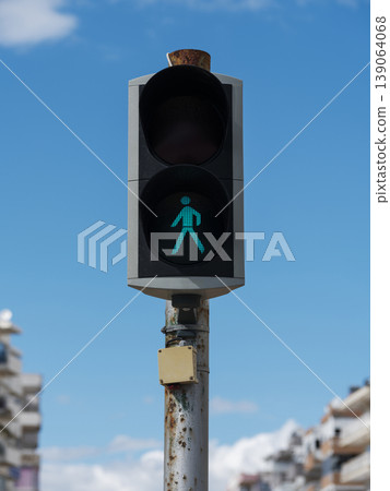 Green color on the traffic light with a beautiful blue sky Green color on the traffic light with a beautiful blue sky 139064068