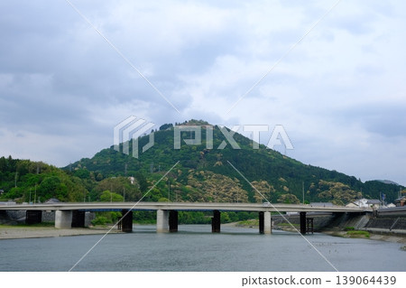大津市的一座橫跨比治川的橋樑，遠處可見富士山。 139064439