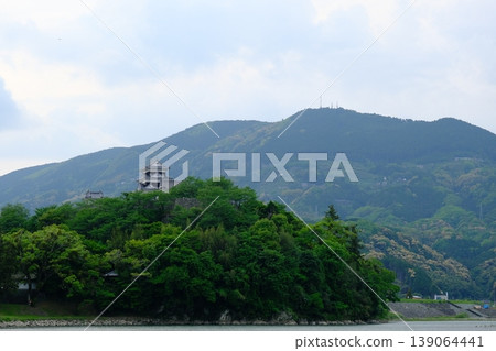 Ozu Castle stands on the banks of the Hijikawa River in Ozu City. Ozu Castle stands on the banks of the Hijikawa River in Ozu City. 139064441