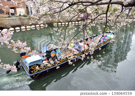 A sightseeing boat on the Ooka River in Yokohama to view the cherry blossoms in full bloom. A sightseeing boat on the Ooka River in Yokohama to view the cherry blossoms in full bloom. 139064559