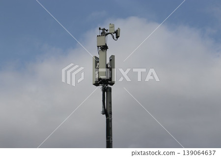 Mobile phone base station (5G Sub6 and millimeter wave available) (center) Mobile phone base station (5G Sub6 and millimeter wave available) (center) 139064637