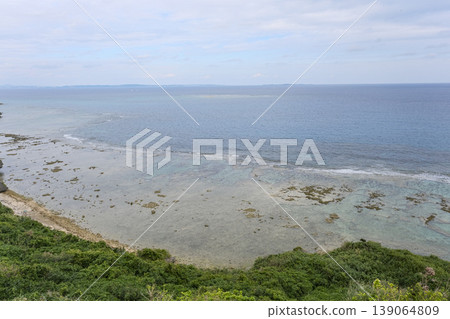 The coastline with its expansive coral reefs, viewed from Chinen Cape. 139064809