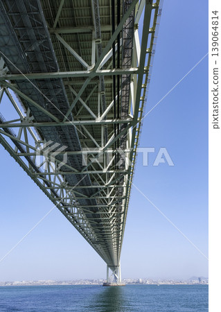 從淡路島一側下方眺望明石海峽大橋。 從淡路島一側下方眺望明石海峽大橋。 139064814