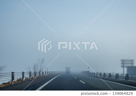 在濃霧瀰漫的高速公路上行駛令人神經緊張。 在濃霧瀰漫的高速公路上行駛令人神經緊張。 139064829