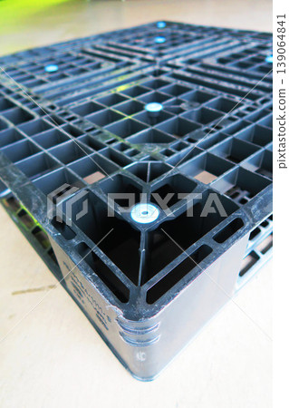 A scene of a single plastic pallet in a logistics warehouse. 139064841