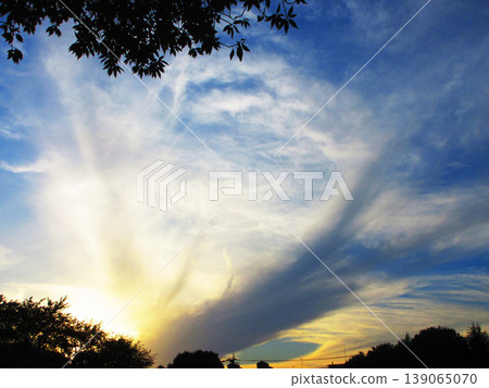 夕陽西下,天空中散佈著形狀奇特的雲朵。 夕陽西下,天空中散佈著形狀奇特的雲朵。 139065070