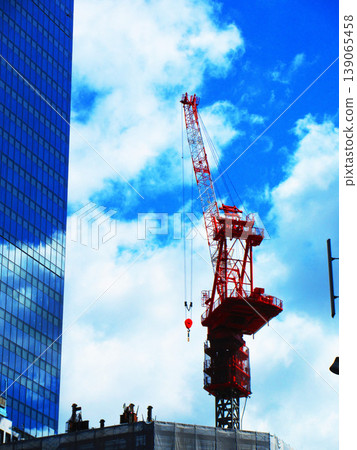 一幅以塔式起重機、建築物和藍天為特色的風景畫。 一幅以塔式起重機、建築物和藍天為特色的風景畫。 139065458