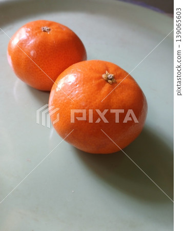 Twin Oranges in Plastic Tray Twin Oranges in Plastic Tray 139065603