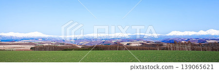 從美瑛的山丘上眺望春日景色，群山綿延，碧空如洗。 139065621