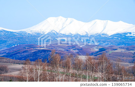 Snow-capped Optateshike mountain and a view from a hilltop in Biei, Hokkaido in spring. 139065734