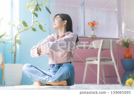 年輕女子在客廳放鬆 139065895