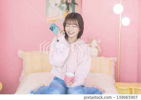 A relaxing young lady 139065907
