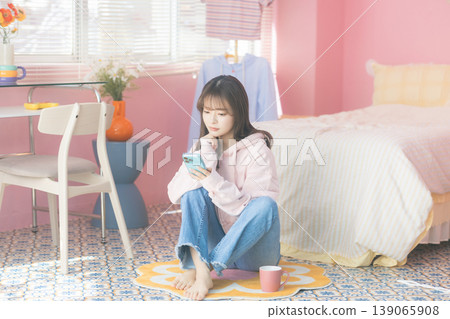 看智能手機的婦女在屋子裡 139065908