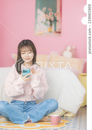 看智能手機的婦女在屋子裡 139065909
