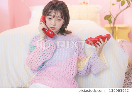 A woman making a phone call 139065932