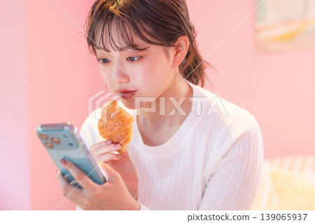 操作智能手機的女人 139065937