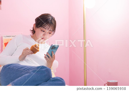 操作智能手機的女人 139065938