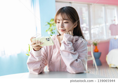 Woman holding a smartphone 139065944
