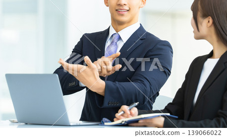 Two male and female businessmen making a meeting Two male and female businessmen making a meeting 139066022