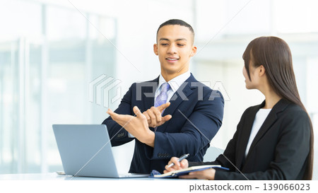 Two male and female businessmen making a meeting Two male and female businessmen making a meeting 139066023
