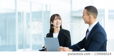 Two male and female businessmen making a meeting Two male and female businessmen making a meeting 139066024
