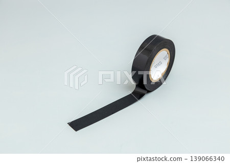 我正在拉伸黑色電工膠帶。 139066340