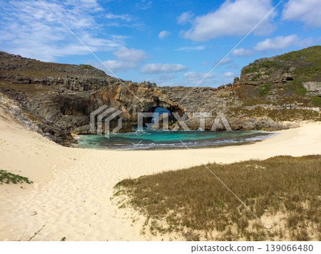 小笠原群島南島上的荻池:白色沙灘和天然岩石拱門。 小笠原群島南島上的荻池:白色沙灘和天然岩石拱門。 139066480